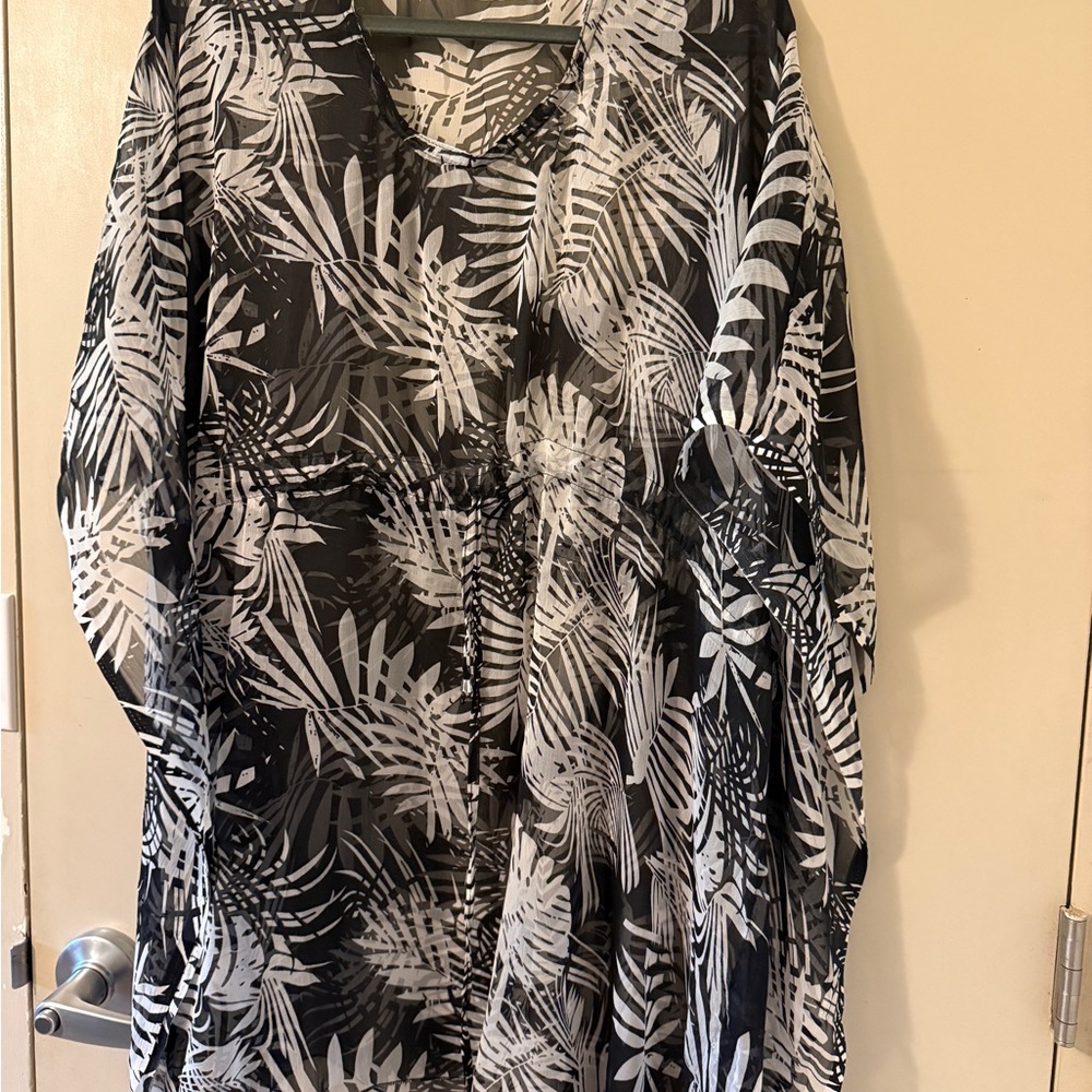 Source Unknown Black and White Leaf Print Swim Coverup